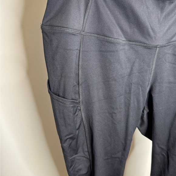 NWT TORRID Size 1 Black Capri with pockets - Picture 3 of 5